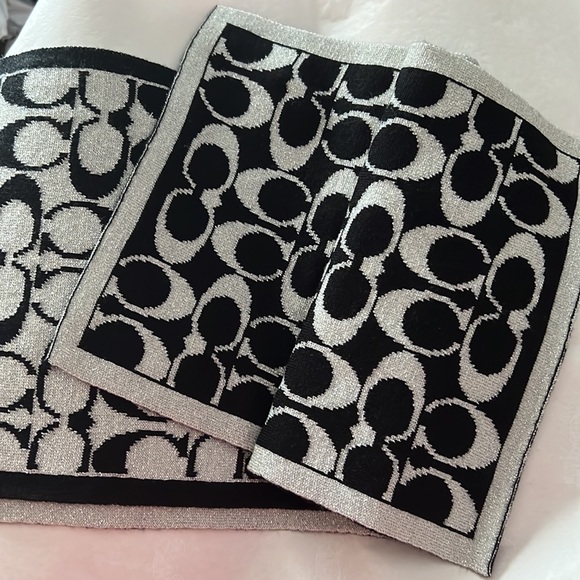 Coach Women's Signature "C" Knit Tech Gloves Set F86019 F86026 Scarf/Wrap - Picture 7 of 7
